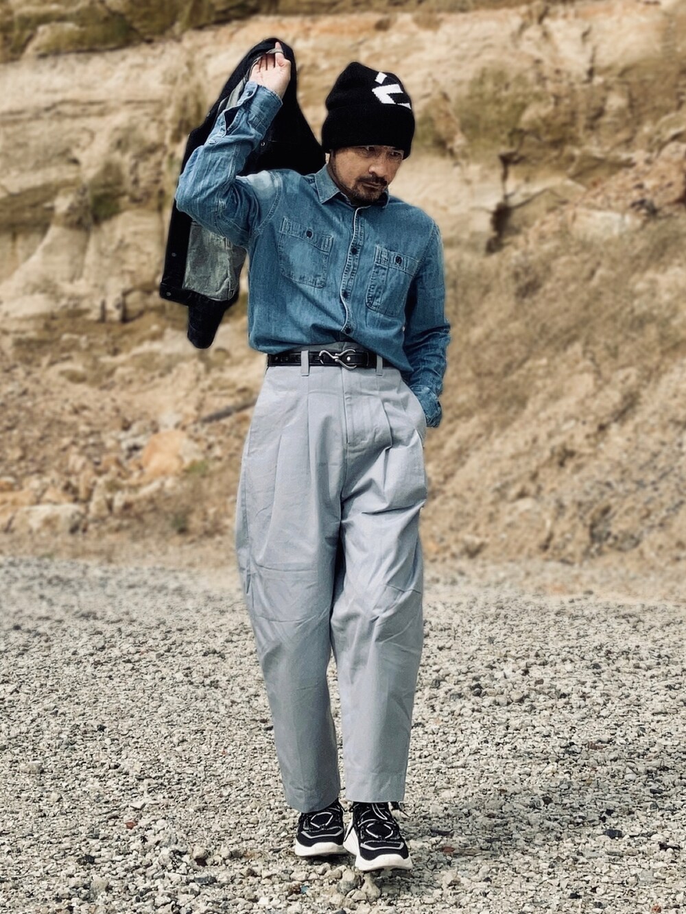 「デニム、ニット帽、デニムシャツ、デニムジャケット、バギーパンツ、ワイドパンツ、ワークパンツ、厚底シューズ、ソックススニーカー、スニーカー、SHINYA KOZUKA、KENZO、ETUDES、古着MIX、ワークスタイル」|「GAPのsize M 古着(シャツ/ブラウス、ブルー系)」を使った、koppaさん(メンズ・169cm)の秋コーディネートの3枚目の写真