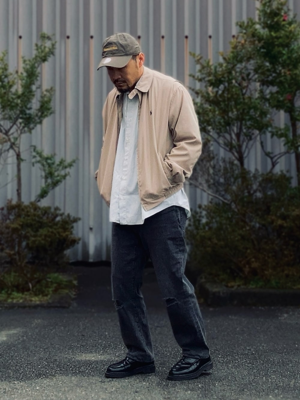 ブルー系のシャツ/ブラウス、ベージュ系のブルゾン、グレー系のデニムパンツを着用したメンズの春コーディネートの2枚目の写真