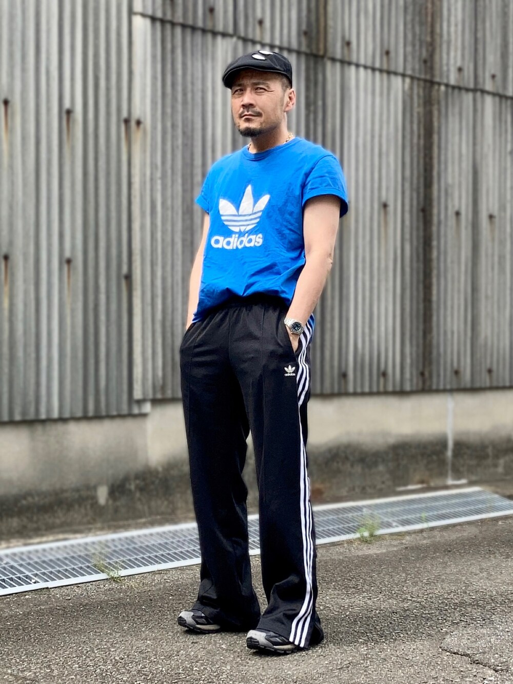 ブルー系のTシャツ/カットソー、ブラック系のスウェットパンツ、ブラック系のスニーカーを着用したメンズの夏コーディネートの4枚目の写真