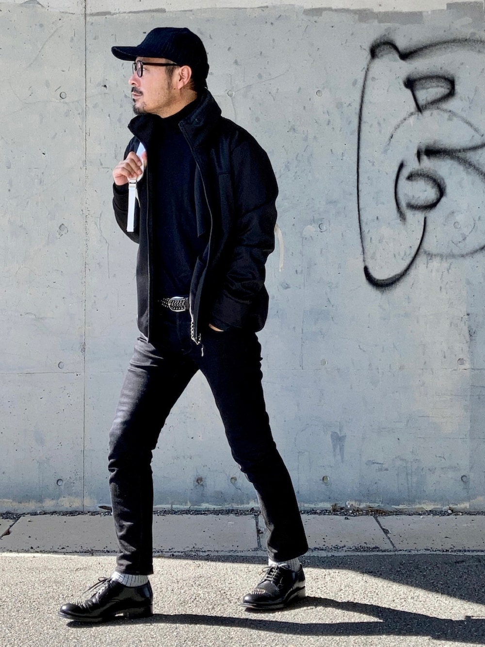 ブラック系のジャケット/アウター、ブラック系のデニムパンツ、ブラック系のドレスシューズを着用したメンズの秋コーディネートの4枚目の写真