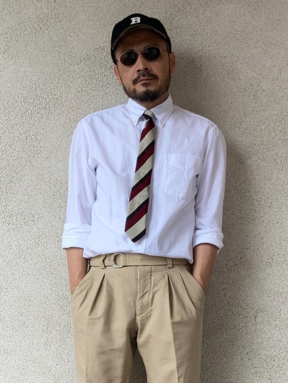 ホワイト系のシャツ/ブラウス、ベージュ系のスラックス、ブラック系のドレスシューズを着用したメンズの夏コーディネートの2枚目の写真