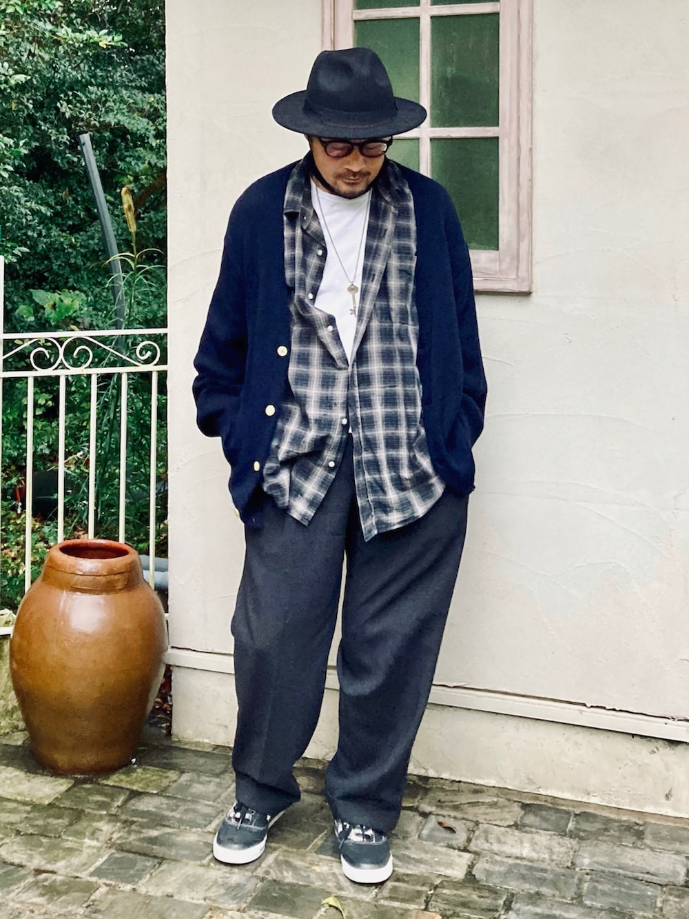 「ニット、アルパカニット、カーディガン、チェック、チェックシャツ、スラックス、柄スニーカー、PUMA、古着MIX、古着、秋冬コーデ、レイヤードスタイル、ハットコーデ、グランジ、グランジコーデ」｜「HANESのHanes ヘインズ 2P Japan Fit 5.3oz クルーネックTシャツ / VネックTシャツ（Tシャツ/カットソー、ホワイト系）」を使った、koppaさん（メンズ・169cm）の秋コーディネートの2枚目の写真
