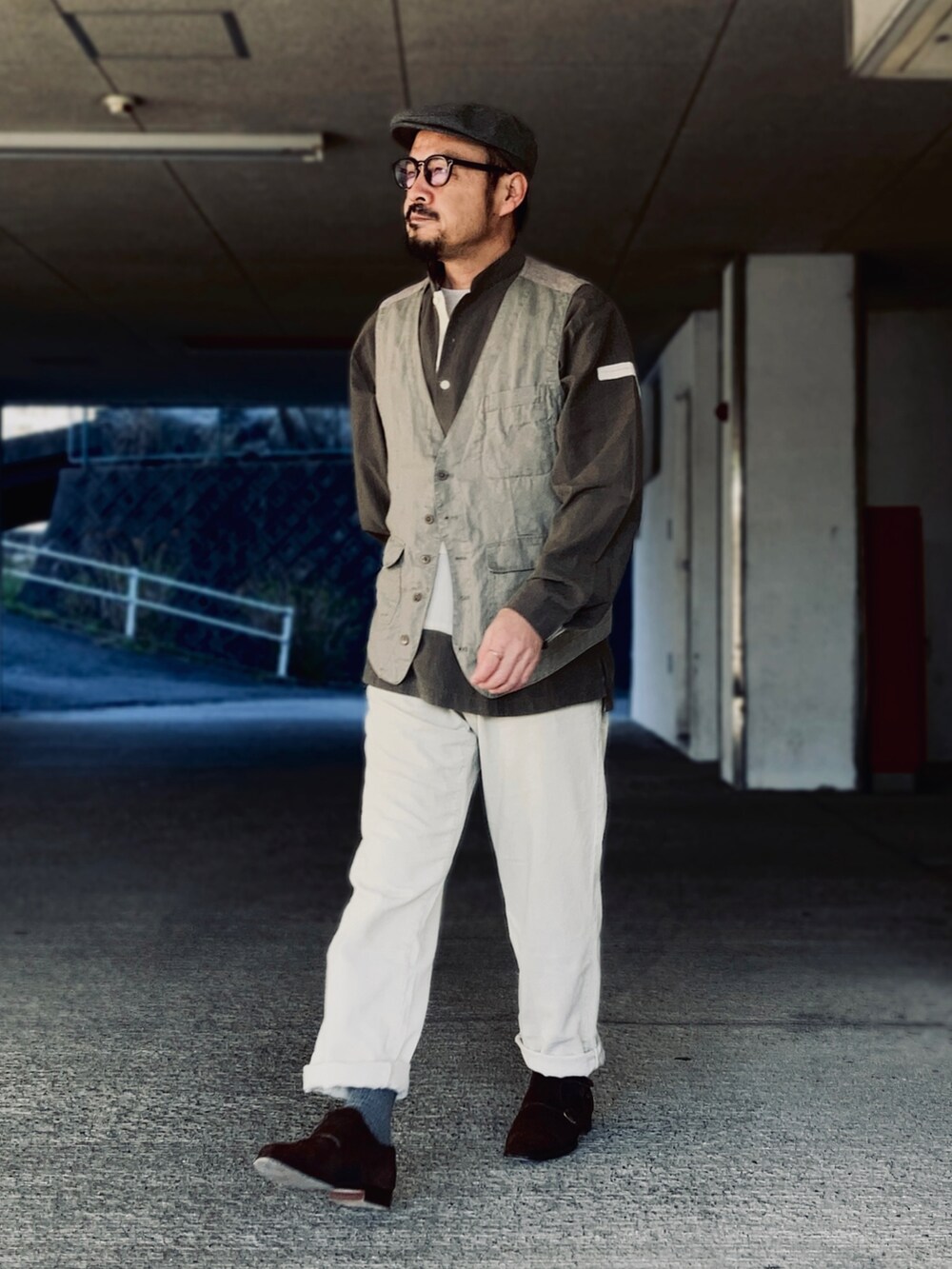 グレー系のTシャツ/カットソー、グリーン系のトップス、グリーン系のベストを着用したメンズの春コーディネートの4枚目の写真