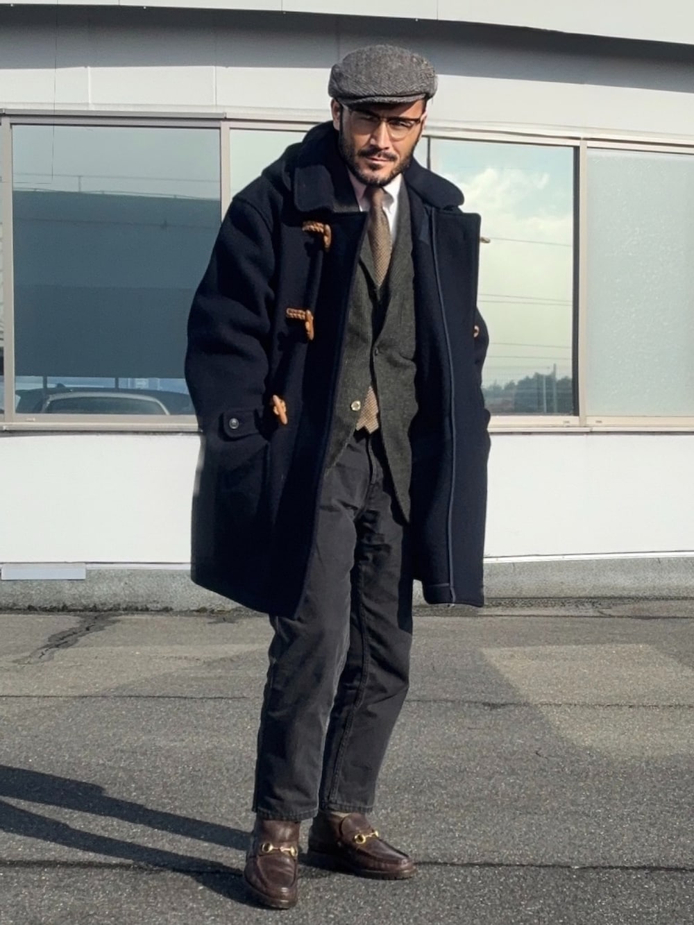 ホワイト系のシャツ/ブラウス、ブルー系のダッフルコート、グレー系のテーラードジャケットを着用したメンズの冬コーディネートの2枚目の写真