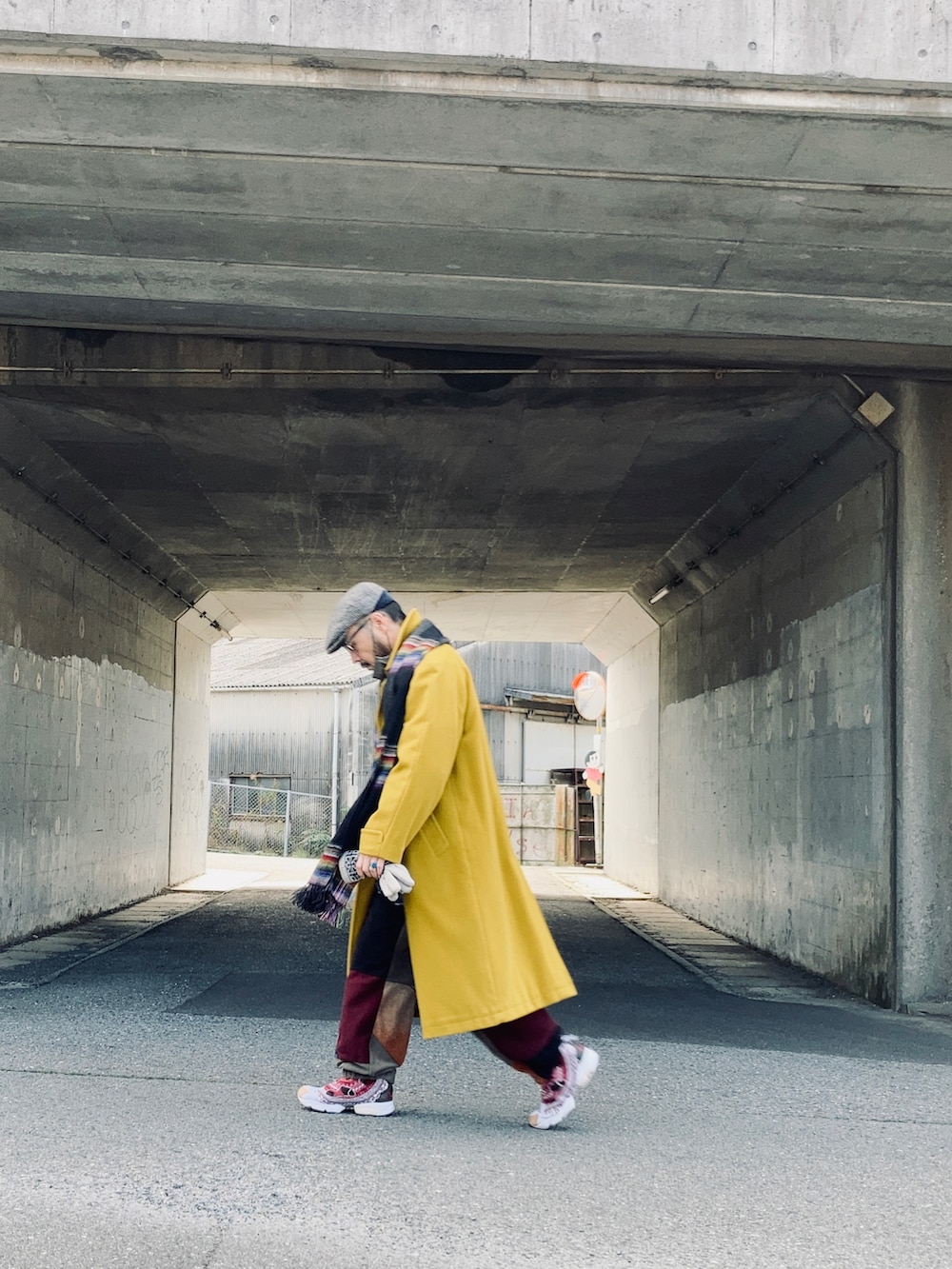 ブルー系のシャツ/ブラウス、イエロー系のステンカラーコート、その他のスウェットパンツを着用したメンズの冬コーディネートの4枚目の写真