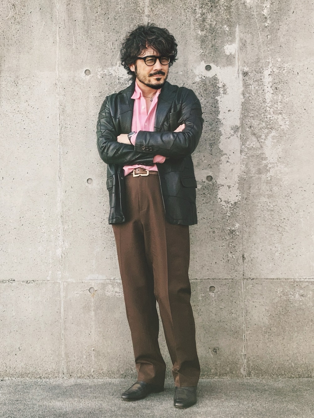 ブラウン系のテーラードジャケット、ピンク系のシャツ/ブラウス、ブラウン系のスラックスを着用したメンズの春コーディネートの3枚目の写真