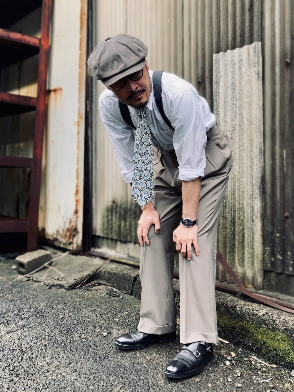 ホワイト系のシャツ/ブラウス、グレー系のスラックス、ブラック系のドレスシューズを着用したメンズの夏コーディネートの3枚目の写真