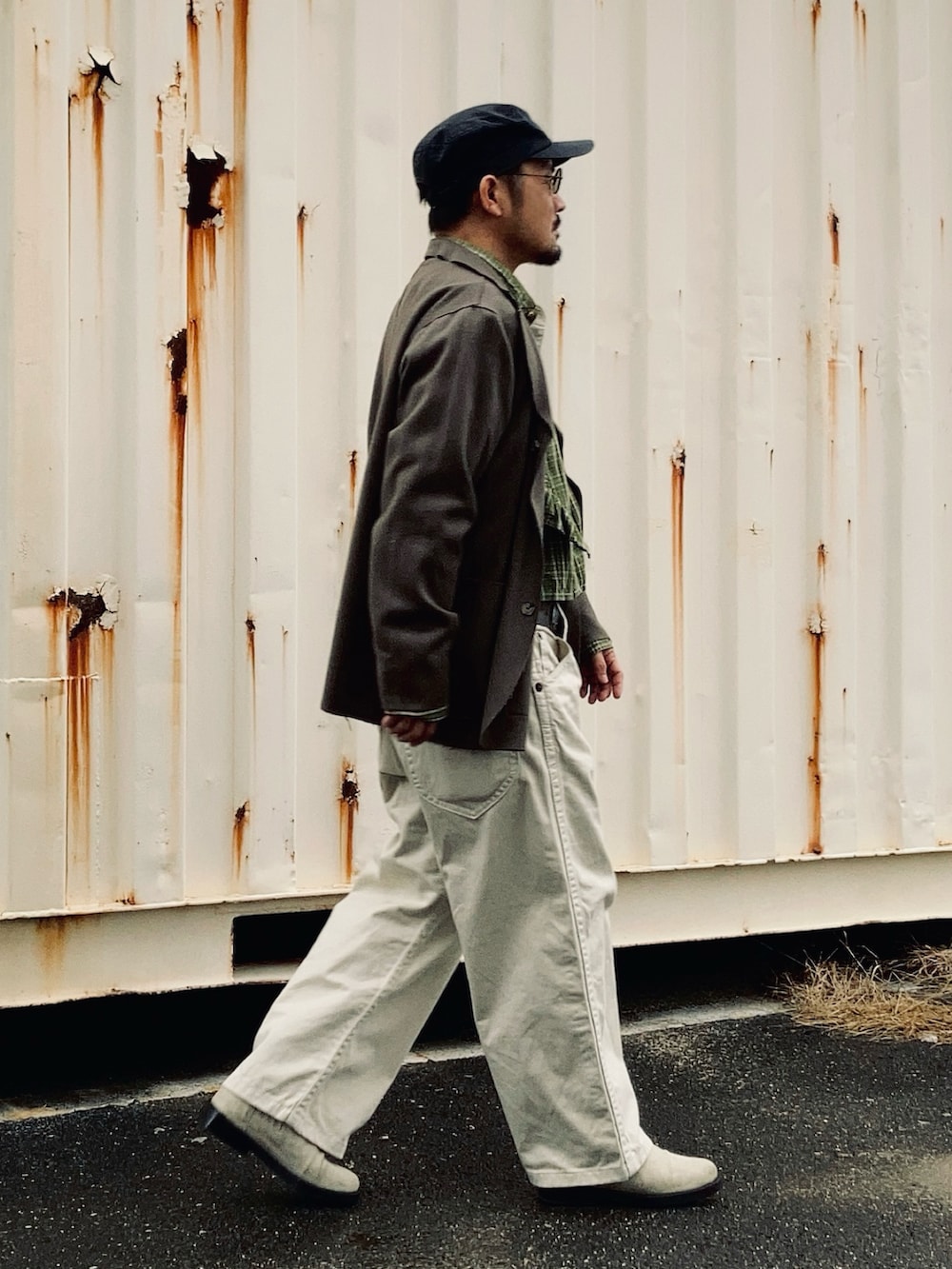 グリーン系のシャツ/ブラウス、ブラウン系のテーラードジャケット、ホワイト系のデニムパンツを着用したメンズの冬コーディネートの3枚目の写真