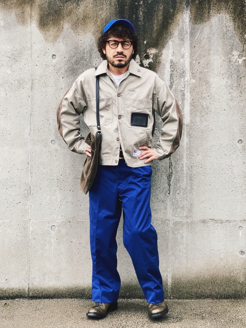 ホワイト系のTシャツ/カットソー、ベージュ系のその他アウター、ブルー系のその他パンツを着用したメンズの春コーディネートの3枚目の写真