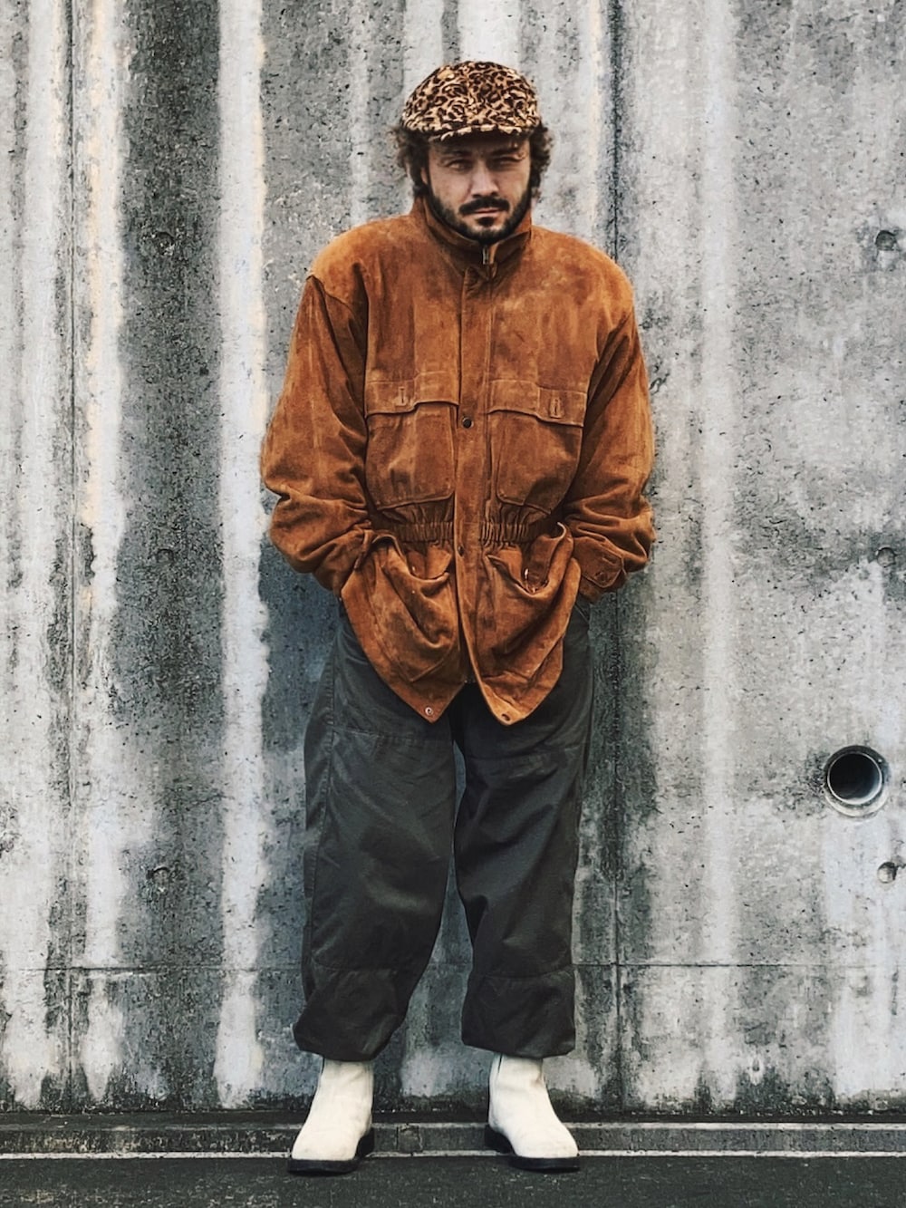 ブラウン系のその他アウター、グリーン系のその他パンツ、ベージュ系のブーツを着用したメンズの秋コーディネートの2枚目の写真