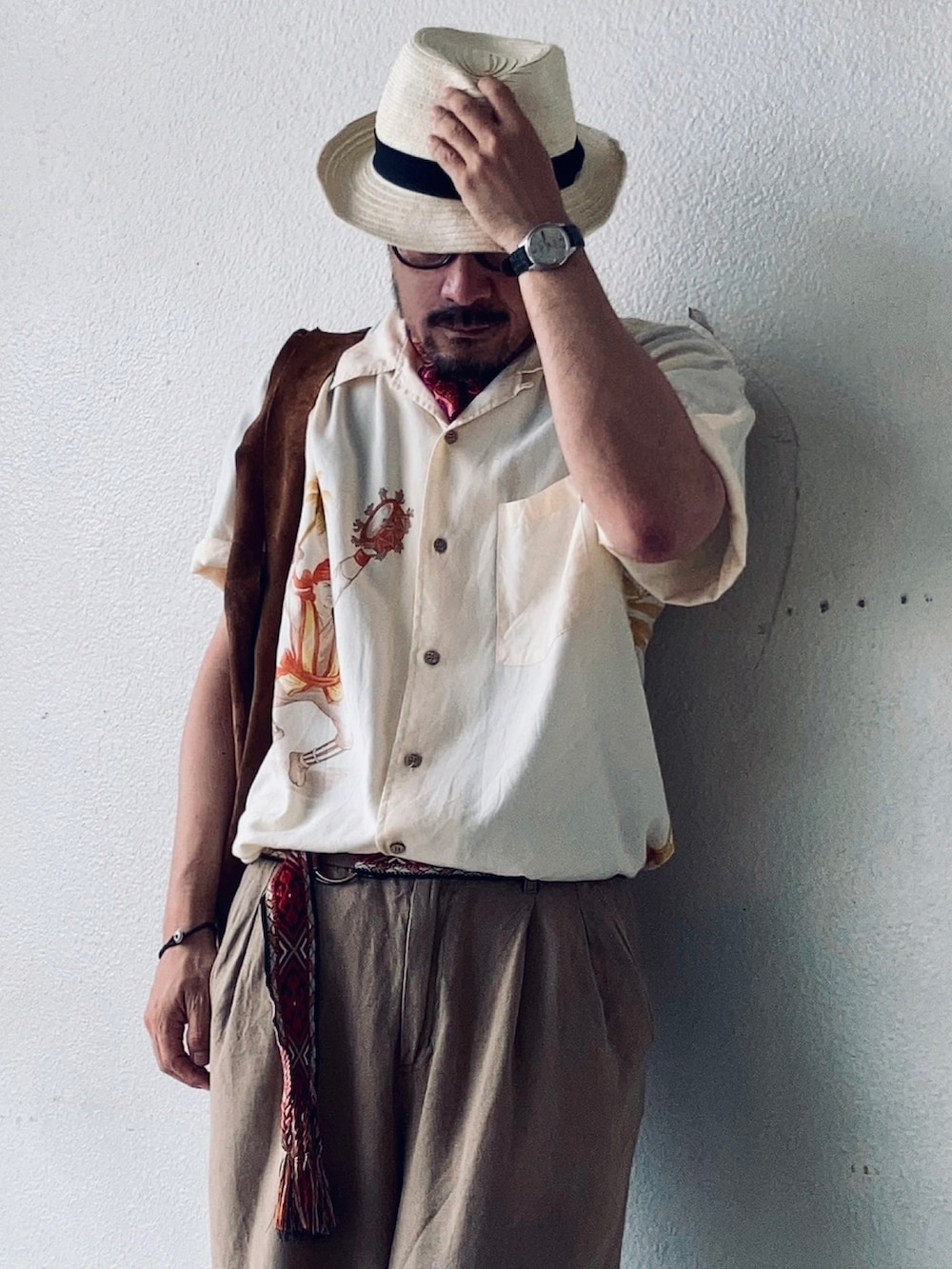 ベージュ系のシャツ/ブラウス、ベージュ系のその他パンツ、ホワイト系のスリッポンを着用したメンズの夏コーディネートの3枚目の写真