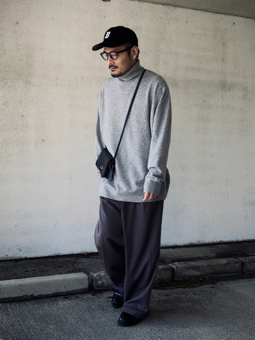 「ニット、カシミアニット、ワイドパンツ、ワイドストレートパンツ、ローファー、40代ファッション、30代ファッション、50代ファッション、シンプルスタイル、オールドコーチ、ショルダーバッグ、ミニバッグ、メガネ×帽子、キャップ」｜「UNIQLOのカシミヤタートルネックセーター（長袖）（ニット/セーター、グレー系）」を使った、koppaさん（メンズ・169cm）の秋コーディネートの2枚目の写真
