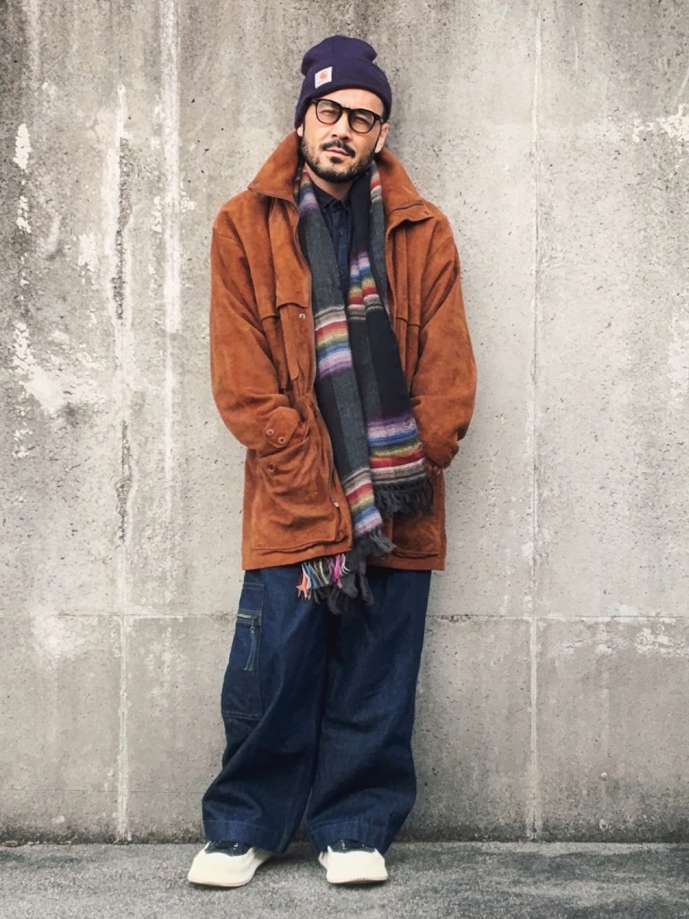 ブラック系のスニーカー、ブラウン系のその他アウター、ブルー系のデニムパンツを着用したメンズの冬コーディネートの2枚目の写真