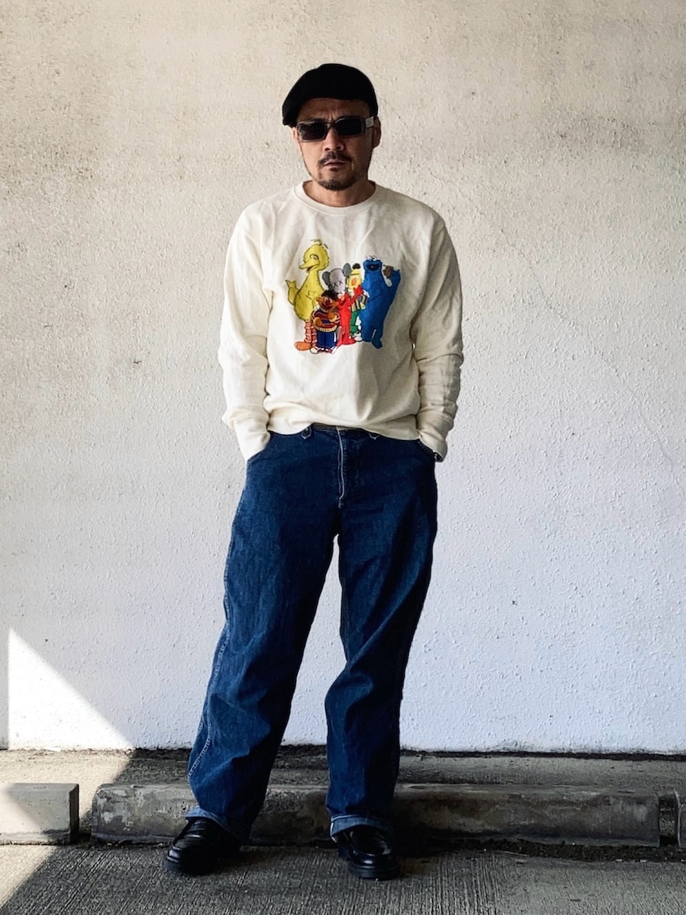 ホワイト系のパーカー、ブルー系のデニムパンツ、ブラック系のローファーを着用したメンズの春コーディネートの2枚目の写真