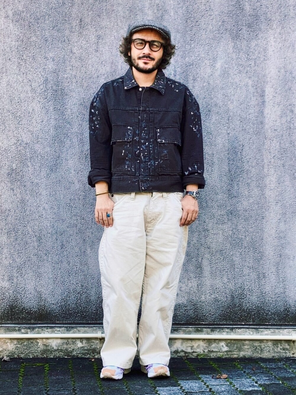 ブラウン系のデニムジャケット、ホワイト系のデニムパンツ、レッド系のスニーカーを着用したメンズの秋コーディネートの2枚目の写真