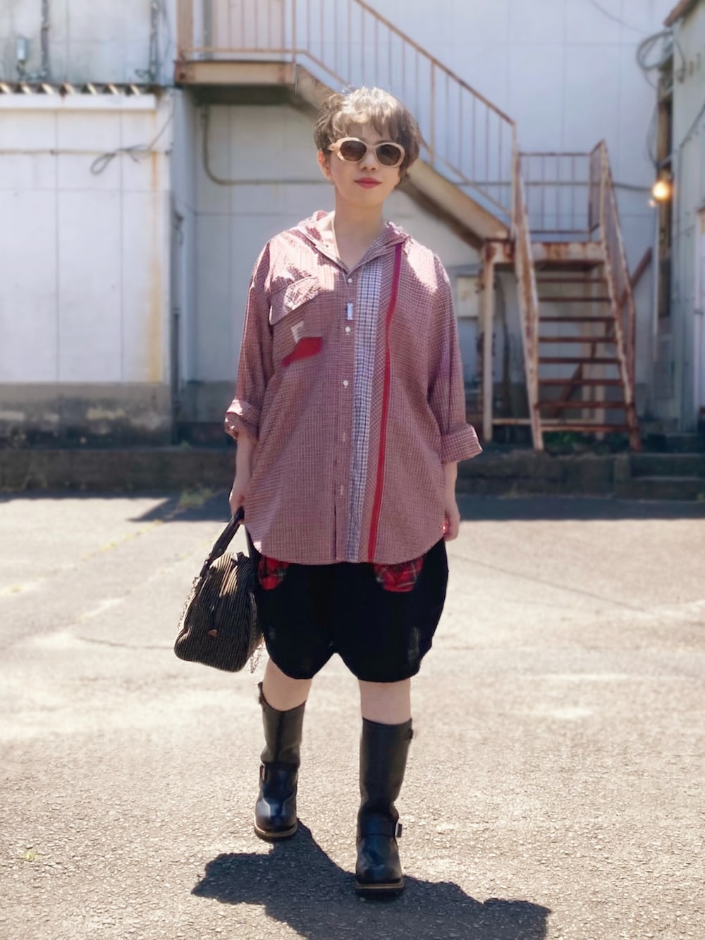 レッド系のシャツ/ブラウス、ブラック系のその他パンツ、ブラック系のブーツを着用したレディースの夏コーディネートの2枚目の写真