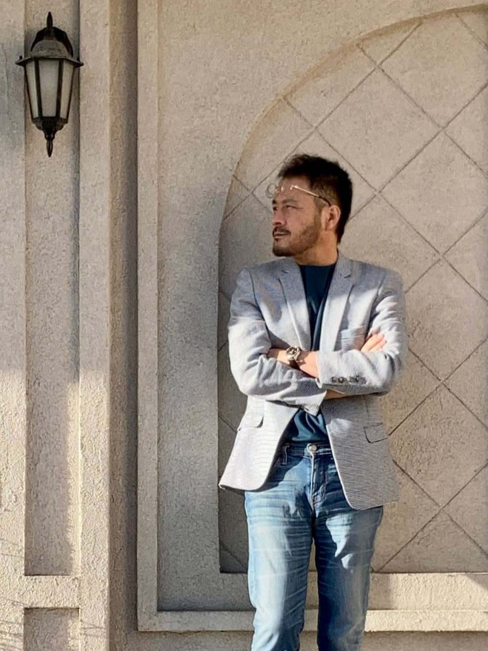 グリーン系のTシャツ/カットソー、ブルー系のスーツジャケット、ブルー系のデニムパンツを着用したメンズの夏コーディネートの4枚目の写真