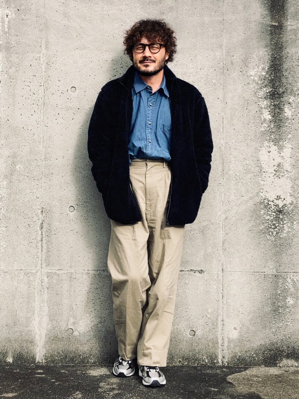 ブラック系のその他アウター、ブルー系のシャツ/ブラウス、ベージュ系のチノパンツを着用したメンズの冬コーディネートの5枚目の写真