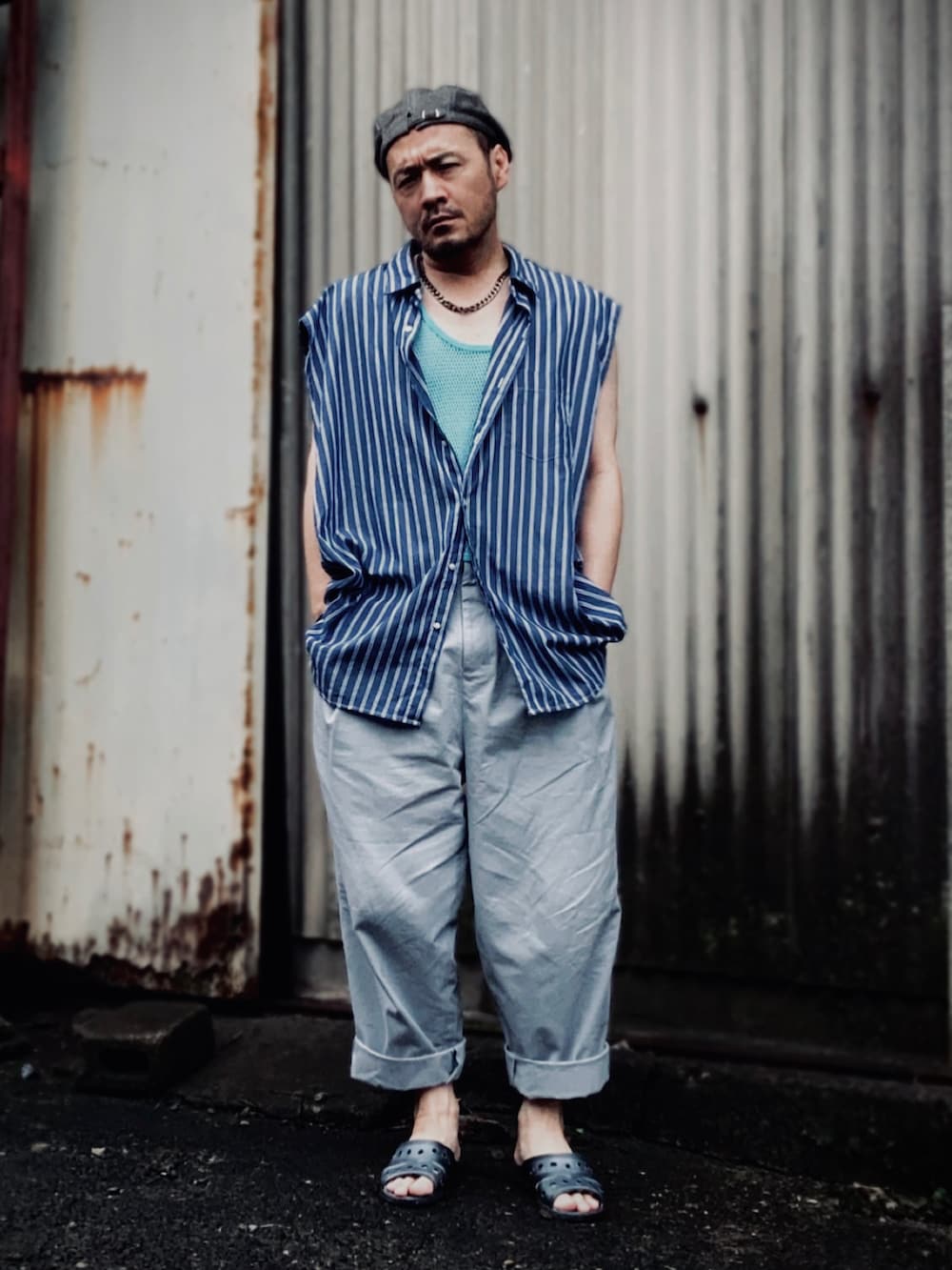 ブルー系のタンクトップ、ブルー系のシャツ/ブラウス、グレー系のパンツを着用したメンズの夏コーディネートの3枚目の写真