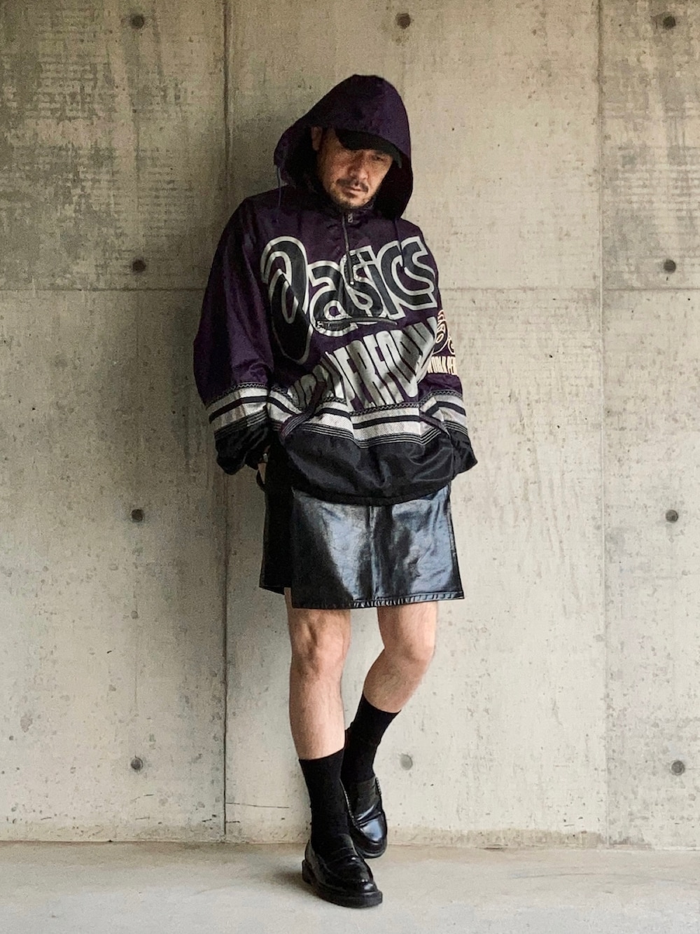 パープル系のナイロンジャケット、ブラック系のその他パンツ、ブラック系のローファーを着用したメンズの秋コーディネートの2枚目の写真