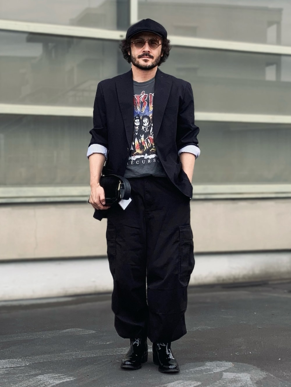 グレー系のTシャツ/カットソー、ブラック系のテーラードジャケット、ブラック系のカーゴパンツを着用したメンズの秋コーディネートの3枚目の写真