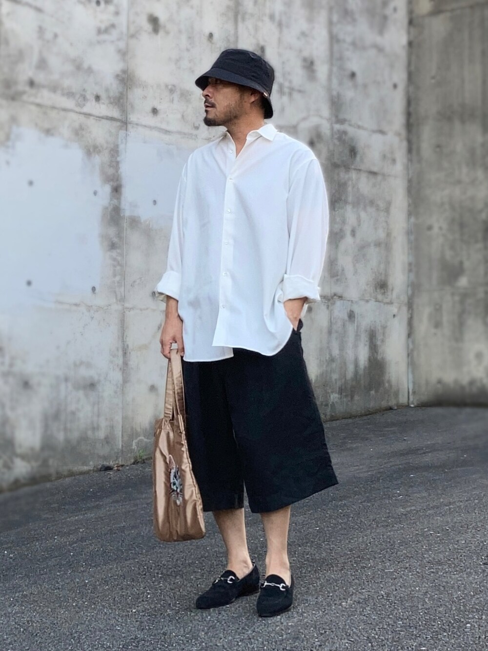 ホワイト系のシャツ/ブラウス、ブラック系のその他パンツ、ブラック系のローファーを着用したメンズの夏コーディネートの3枚目の写真