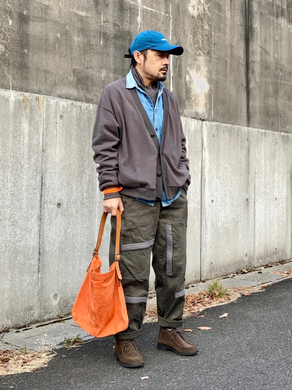 ブルー系のシャツ/ブラウス、グレー系のカーディガン/ボレロ、グリーン系のその他パンツを着用したメンズの冬コーディネートの2枚目の写真