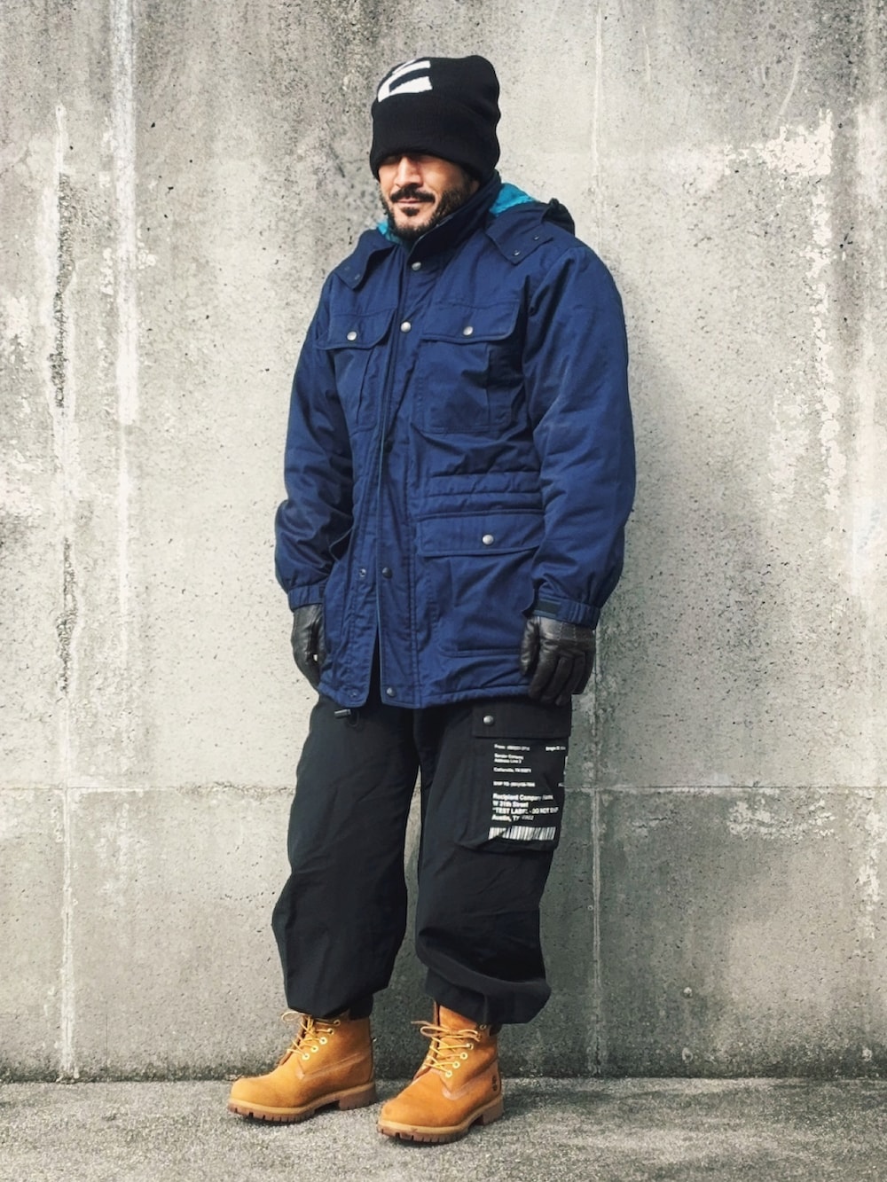 ブラック系のパンツ、ブラウン系のブーツ、ブルー系のその他アウターを着用したメンズの冬コーディネートの2枚目の写真