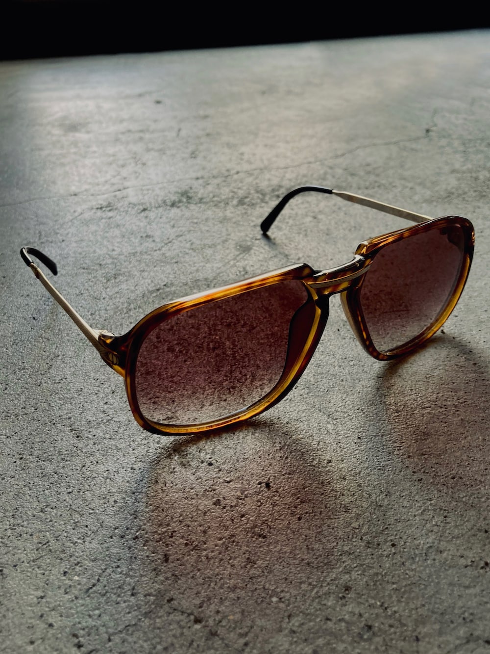 グレー系のシャツ/ブラウス、ベージュ系のスラックス、ブラウン系のサンダルを着用したメンズの夏コーディネートの5枚目の写真