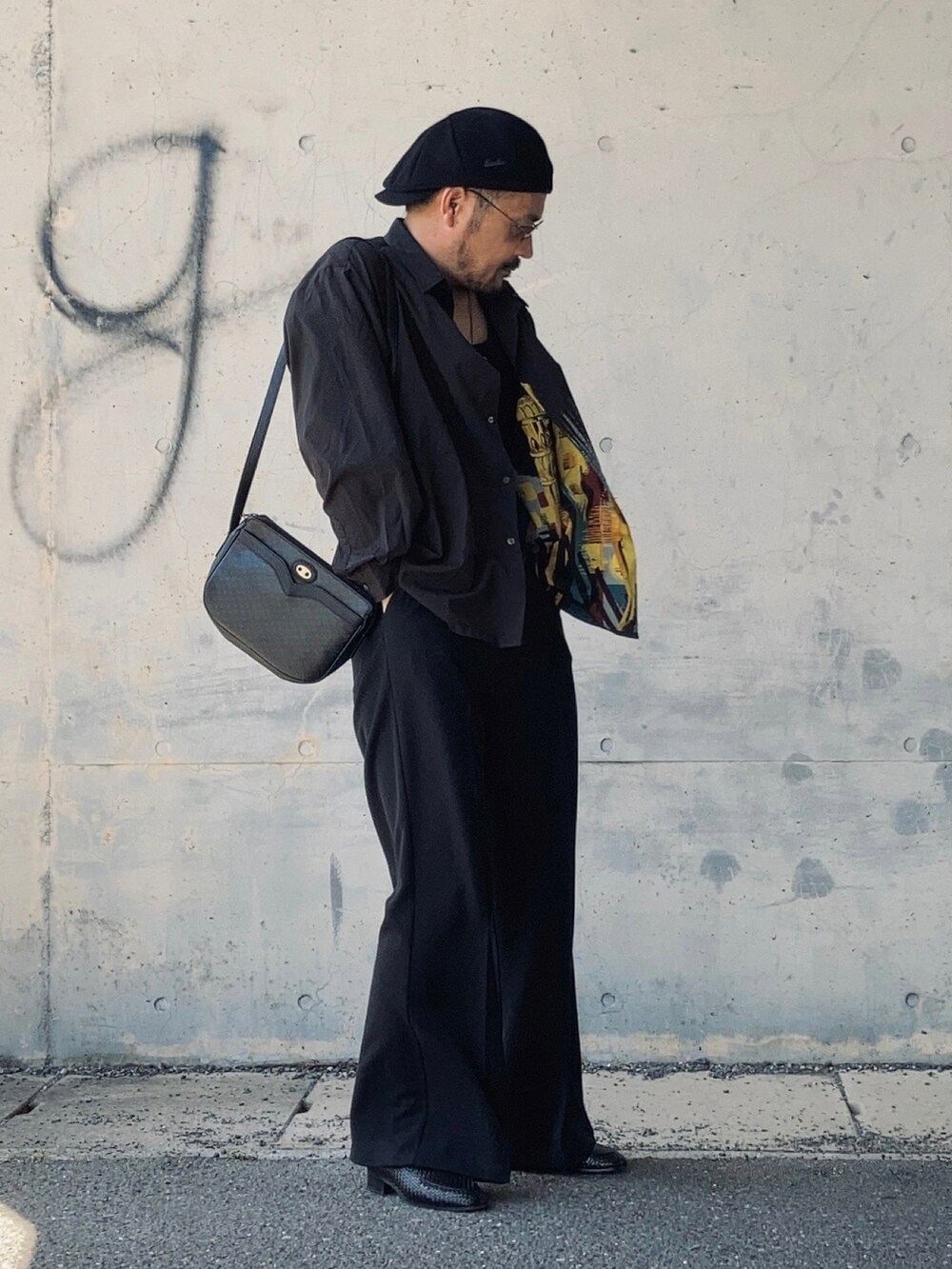 ブラック系のシャツ/ブラウス、ブラック系のタンクトップ、ブラック系のスラックスを着用したメンズの春コーディネートの3枚目の写真