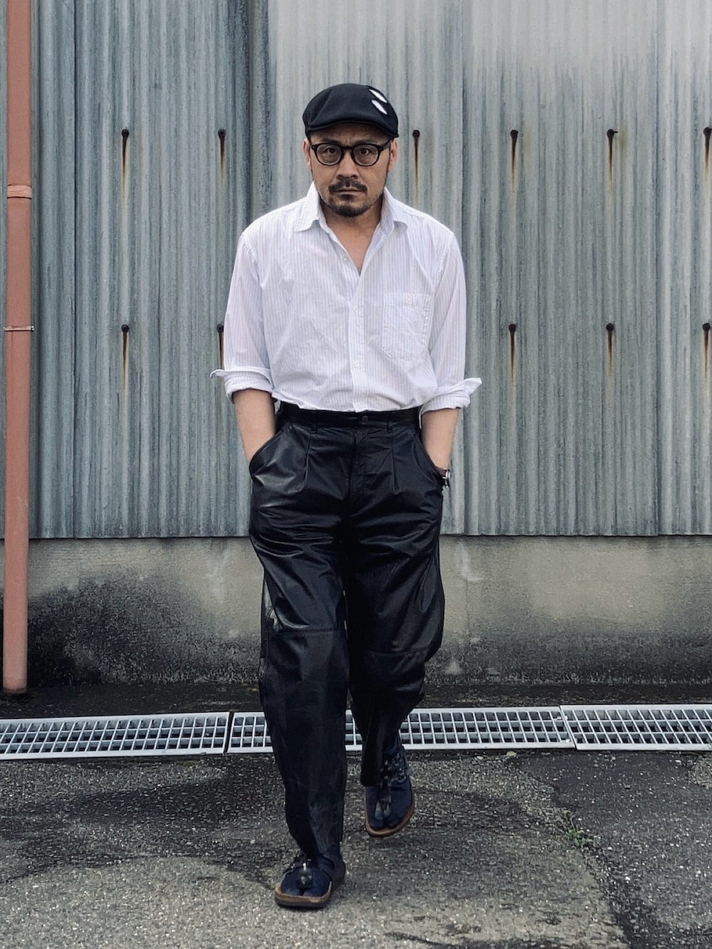 「レザーパンツ、サンダル×靴下、足袋、ストライプシャツ、ハンチング帽、モノトーン、腕時計」｜「AIRWALKのアイテム（シャツ/ブラウス、ホワイト系）」を使った、koppaさん（メンズ・169cm）の春コーディネートの4枚目の写真