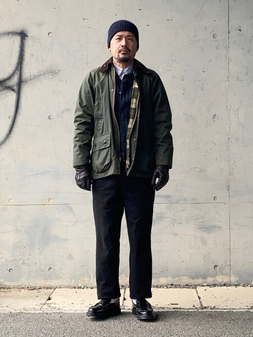 ブルー系のシャツ/ブラウス、ブラック系のパンツ、ブラック系のローファーを着用したメンズの冬コーディネートの3枚目の写真