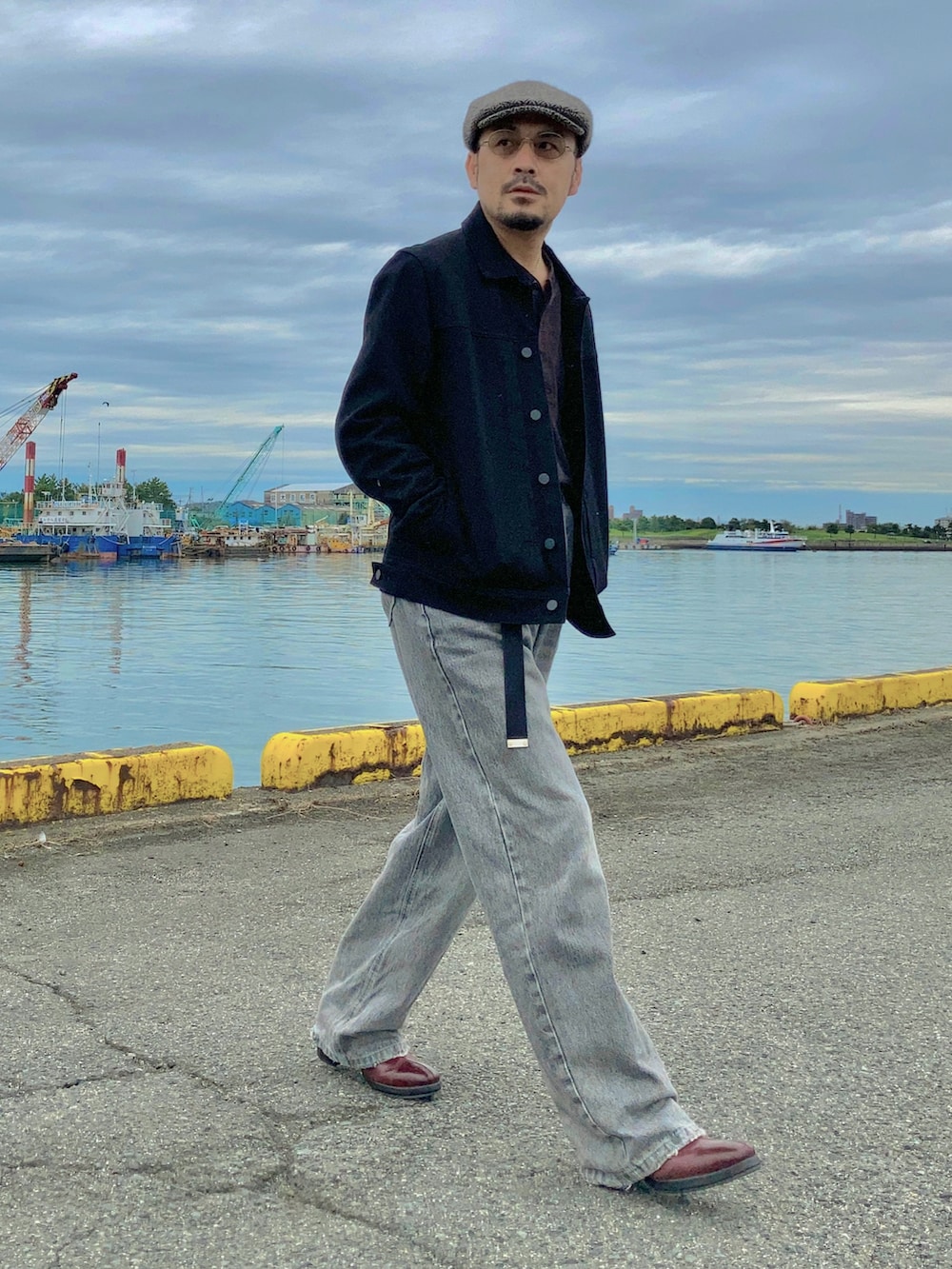 ブラウン系のTシャツ/カットソー、ブラック系のデニムジャケット、グレー系のデニムパンツを着用したメンズの秋コーディネートの2枚目の写真