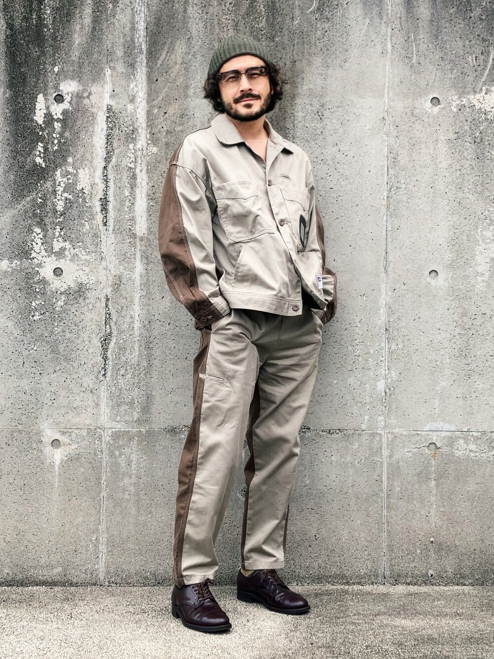 ベージュ系のその他アウター、ベージュ系のチノパンツ、レッド系のドレスシューズを着用したメンズの秋コーディネートの3枚目の写真