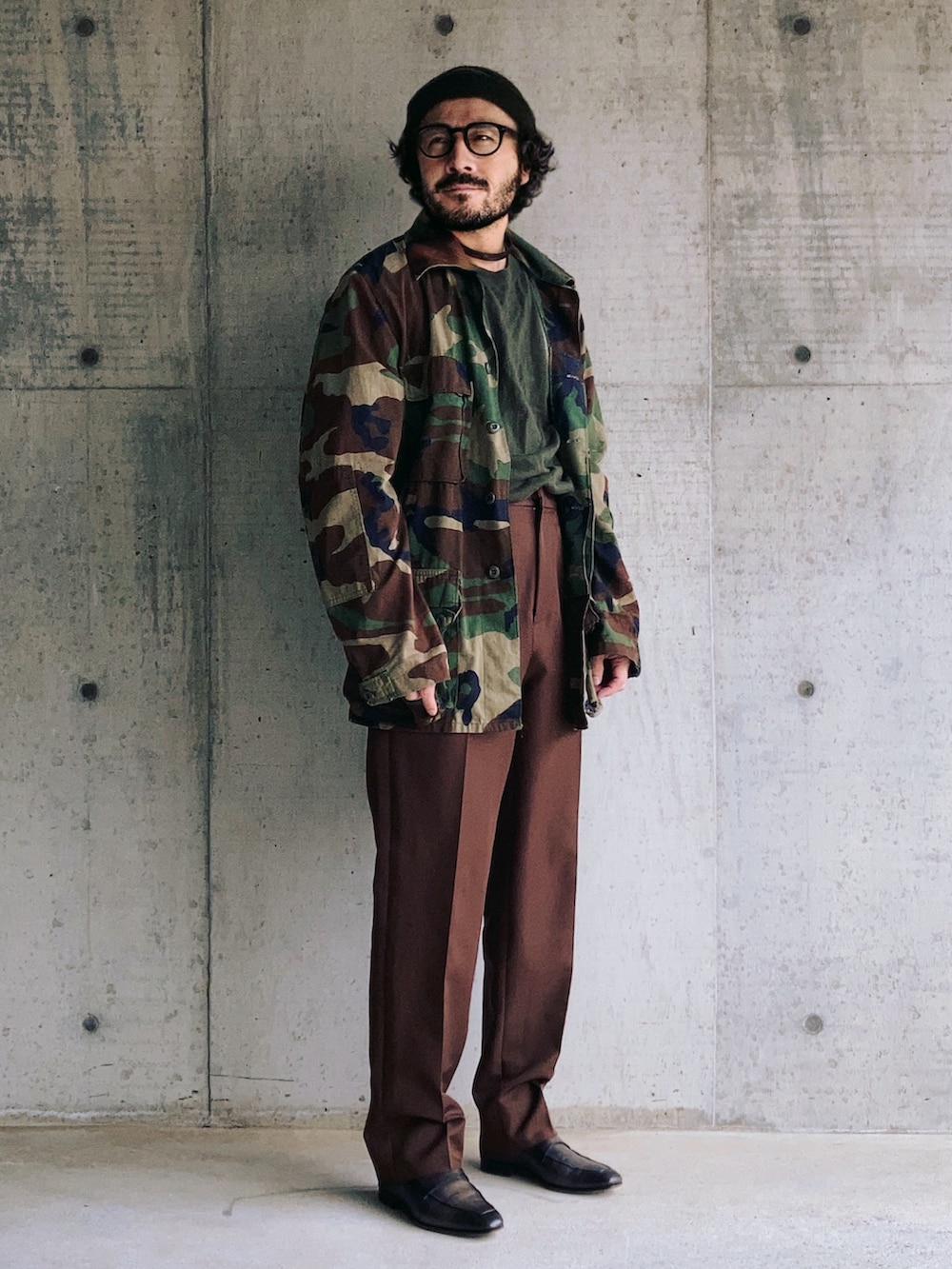 その他のミリタリージャケット、ブラウン系のスラックス、グリーン系のローファーを着用したメンズの春コーディネートの3枚目の写真