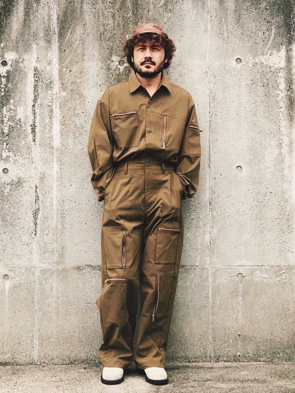 ベージュ系のセットアップ、ベージュ系のパンツ、ベージュ系のブーツを着用したメンズの秋コーディネートの2枚目の写真