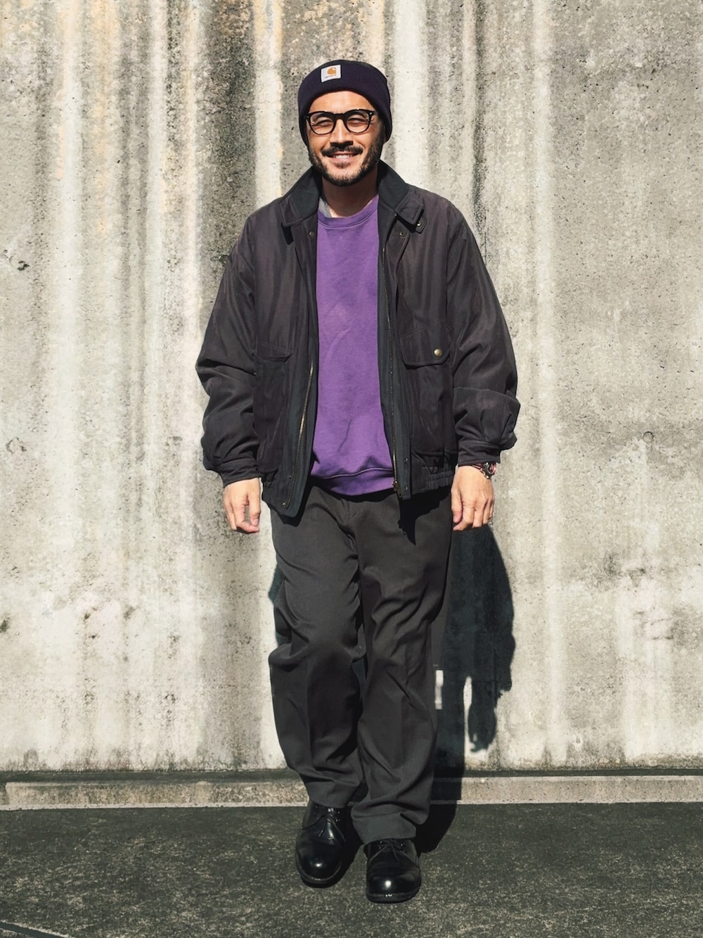 ブルー系のその他パンツ、パープル系のスウェット、グレー系のブルゾンを着用したメンズの春コーディネートの3枚目の写真