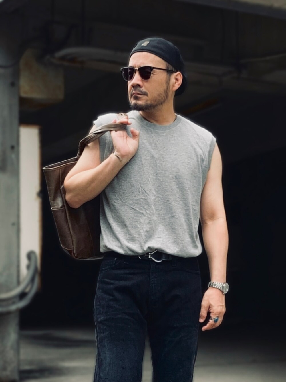 グレー系のTシャツ/カットソー、ブラック系のデニムパンツ、ブラック系のサンダルを着用したメンズの夏コーディネートの5枚目の写真