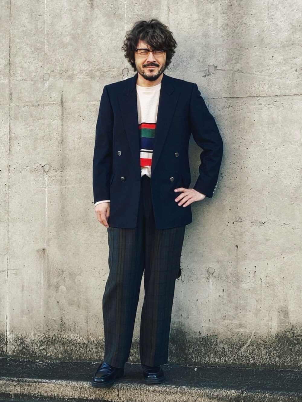 その他のTシャツ/カットソー、ブルー系のテーラードジャケット、グリーン系のスラックスを着用したメンズの春コーディネートの3枚目の写真