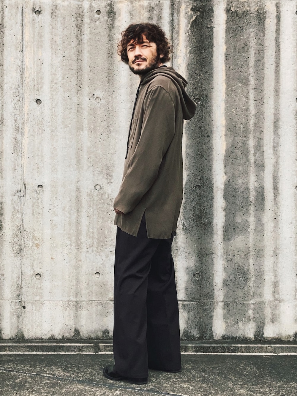 「春コーデ、ロンT、初春コーデ、春服コーデ、ファッションを楽しもう、オリーブ、フーディー、ワイドスラックス、落ち感、素材感◎、シンプル、モードストリート、春めき満開コーデ」｜「Song for the Muteのmade in Australia size48 着丈78 身幅60 肩幅52.5 袖丈60.5（パーカー、グレー系）」を使った、koppaさん（メンズ・169cm）の春コーディネートの3枚目の写真