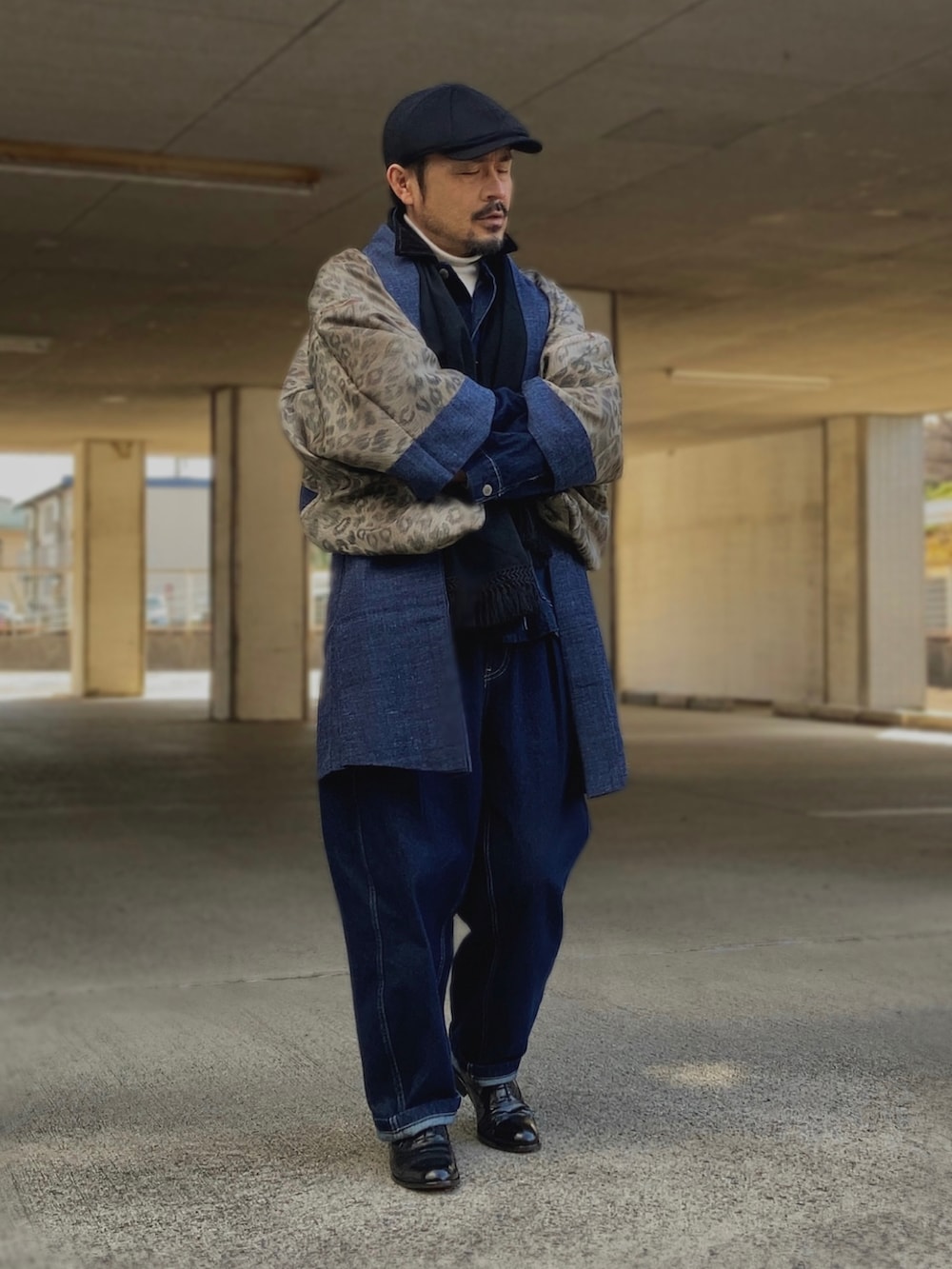 ブルー系のデニムジャケット、ブルー系のデニムパンツ、ブラック系のドレスシューズを着用したメンズの冬コーディネートの4枚目の写真