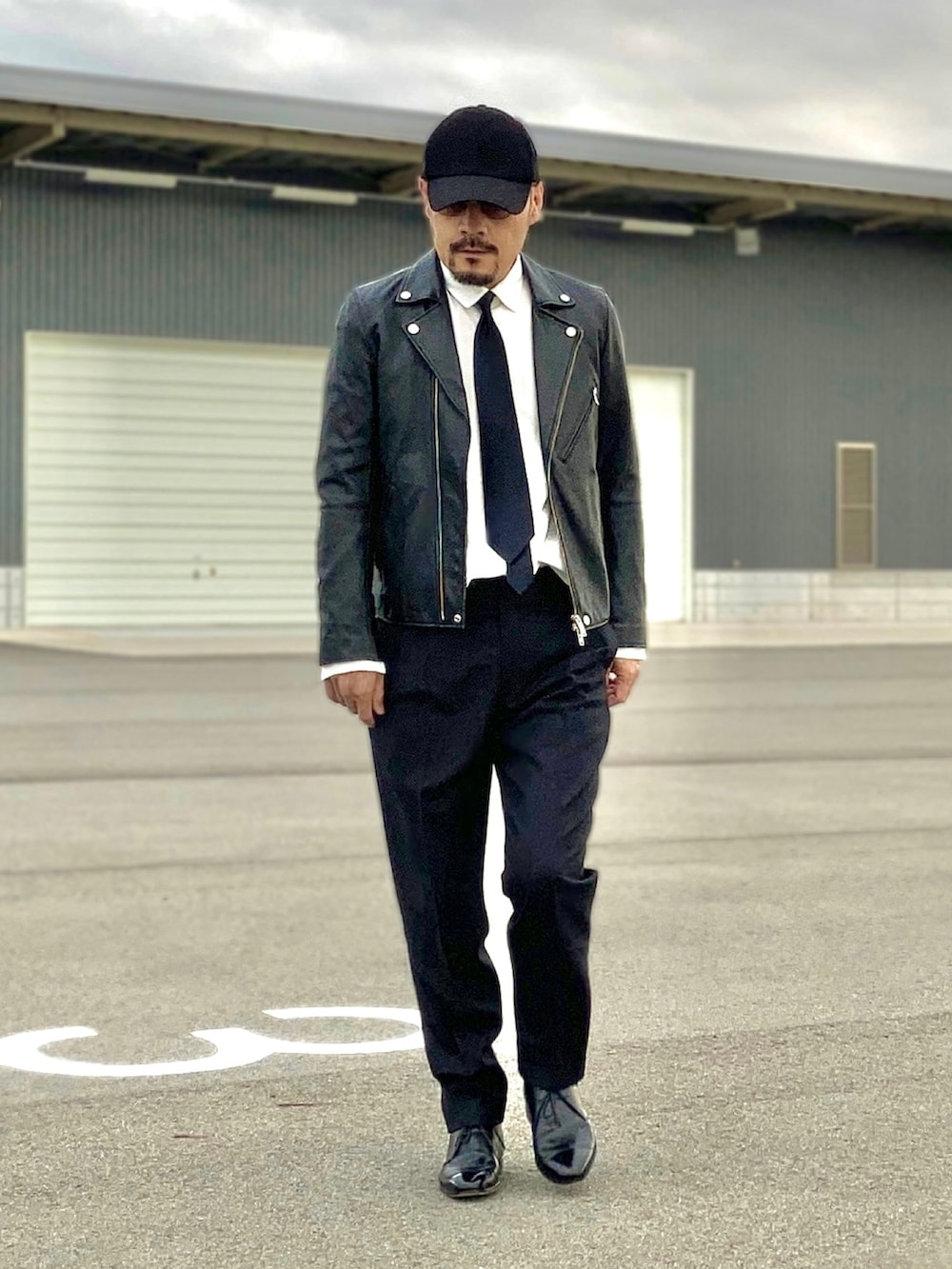 ホワイト系のシャツ/ブラウス、ブラック系のライダースジャケット、ブラック系のその他パンツを着用したメンズの秋コーディネートの3枚目の写真