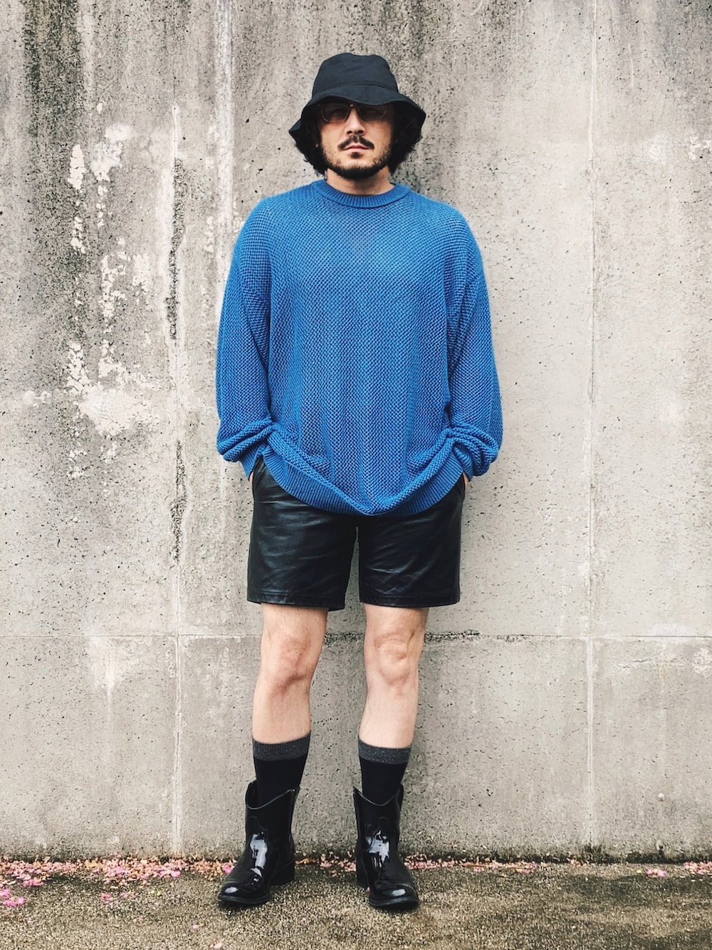 ブルー系のニット/セーター、ブラック系のその他パンツ、ブラック系のブーツを着用したメンズの秋コーディネートの2枚目の写真