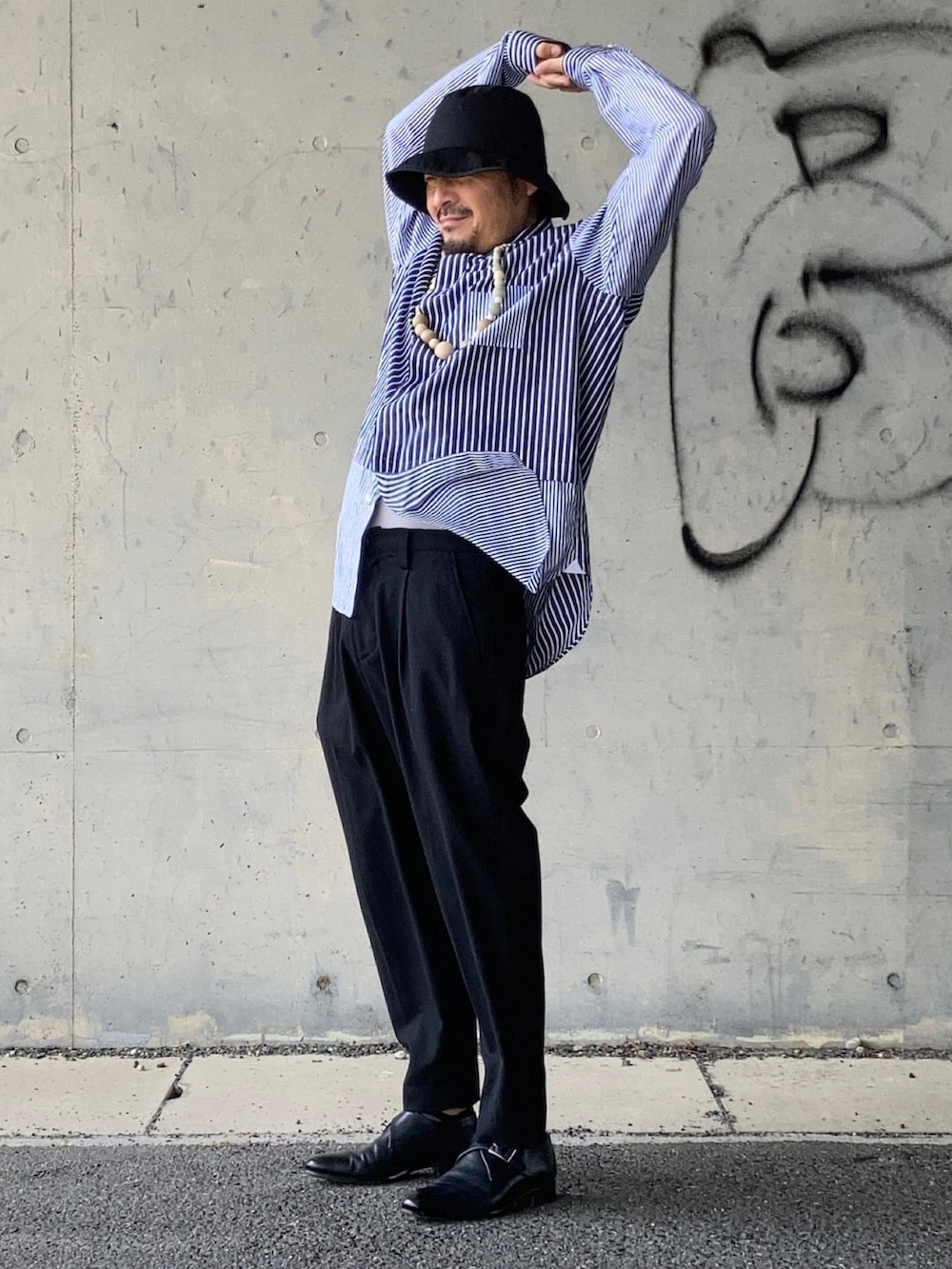 ブルー系のシャツ/ブラウス、ブラック系のその他パンツ、ブルー系のドレスシューズを着用したメンズの秋コーディネートの3枚目の写真