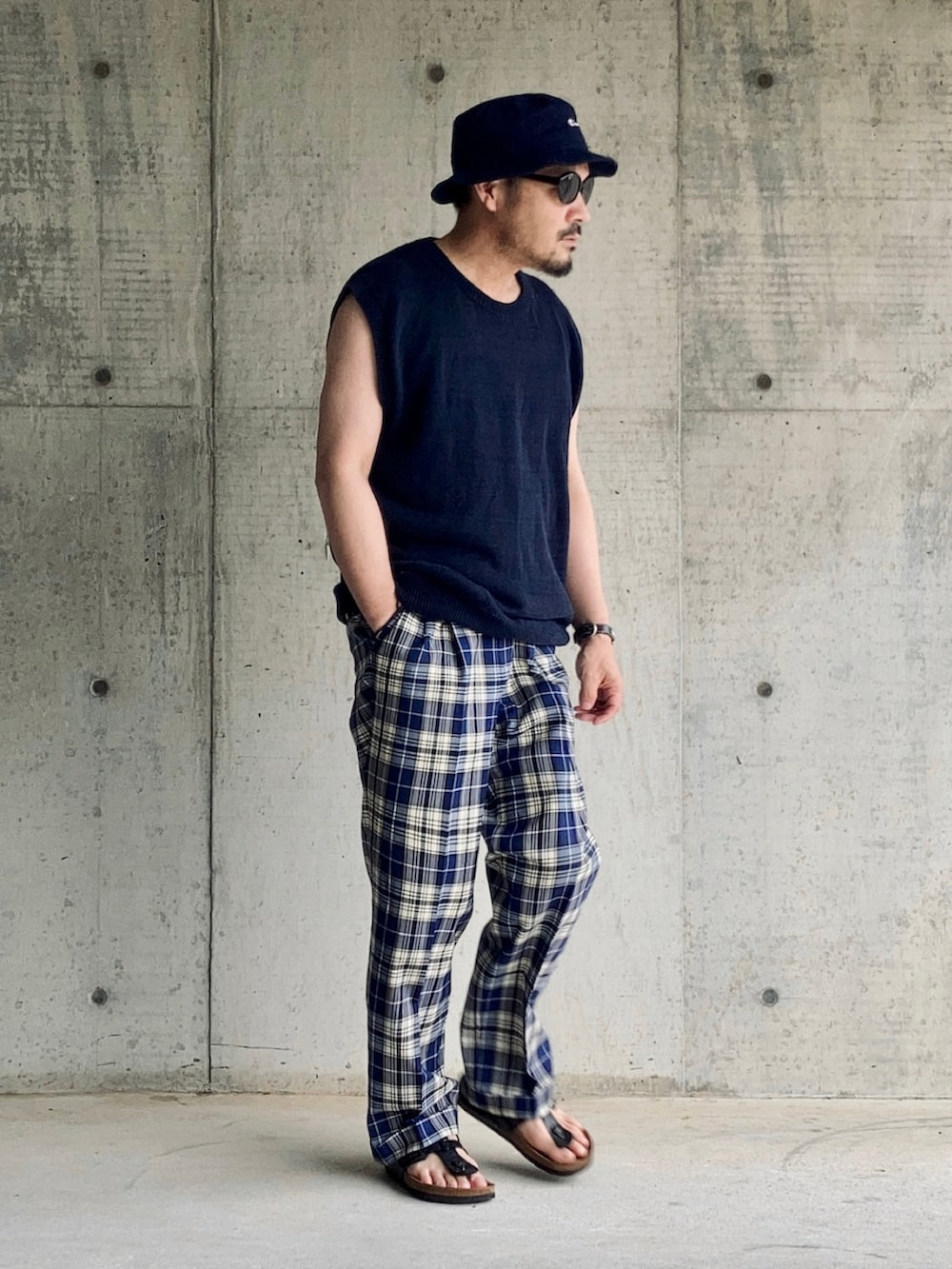ブルー系のベスト、ブルー系のスラックス、ブラック系のサンダルを着用したメンズの夏コーディネートの4枚目の写真