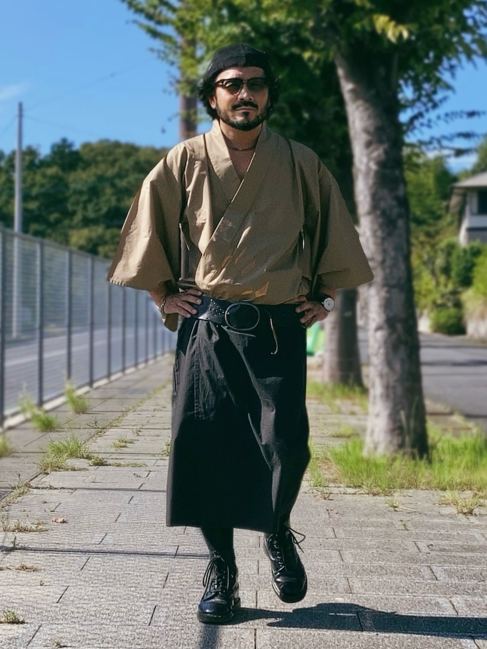 ブラック系のブーツ、ブラック系のソックス/靴下、ブラック系のベルトを着用したメンズの秋コーディネートの2枚目の写真