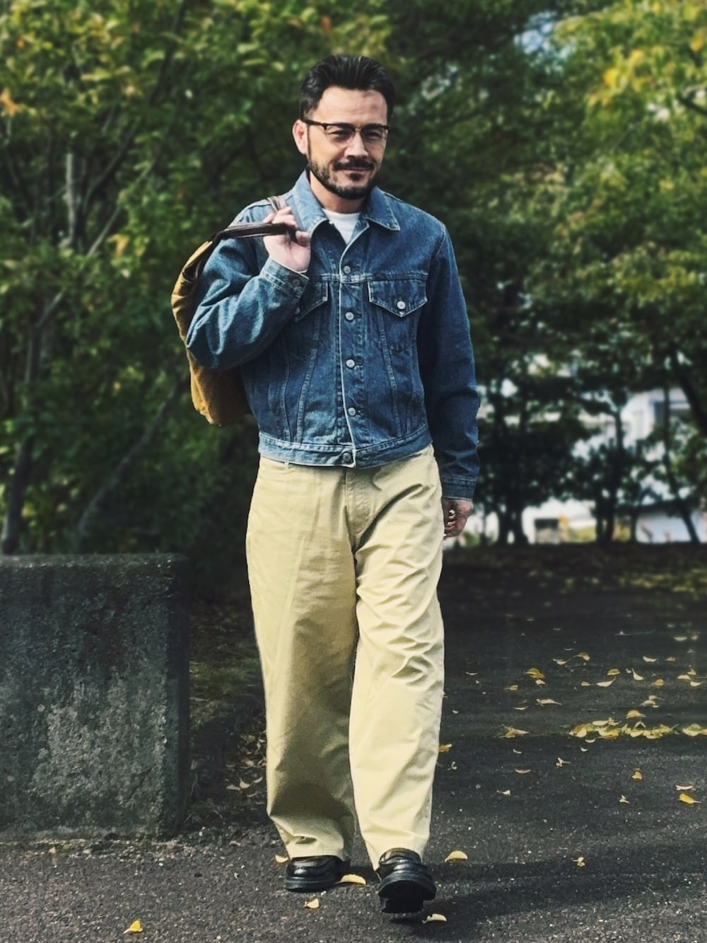 ベージュ系のチノパンツ、ブラック系のローファー、ブルー系のデニムジャケットを着用したメンズの春コーディネートの2枚目の写真