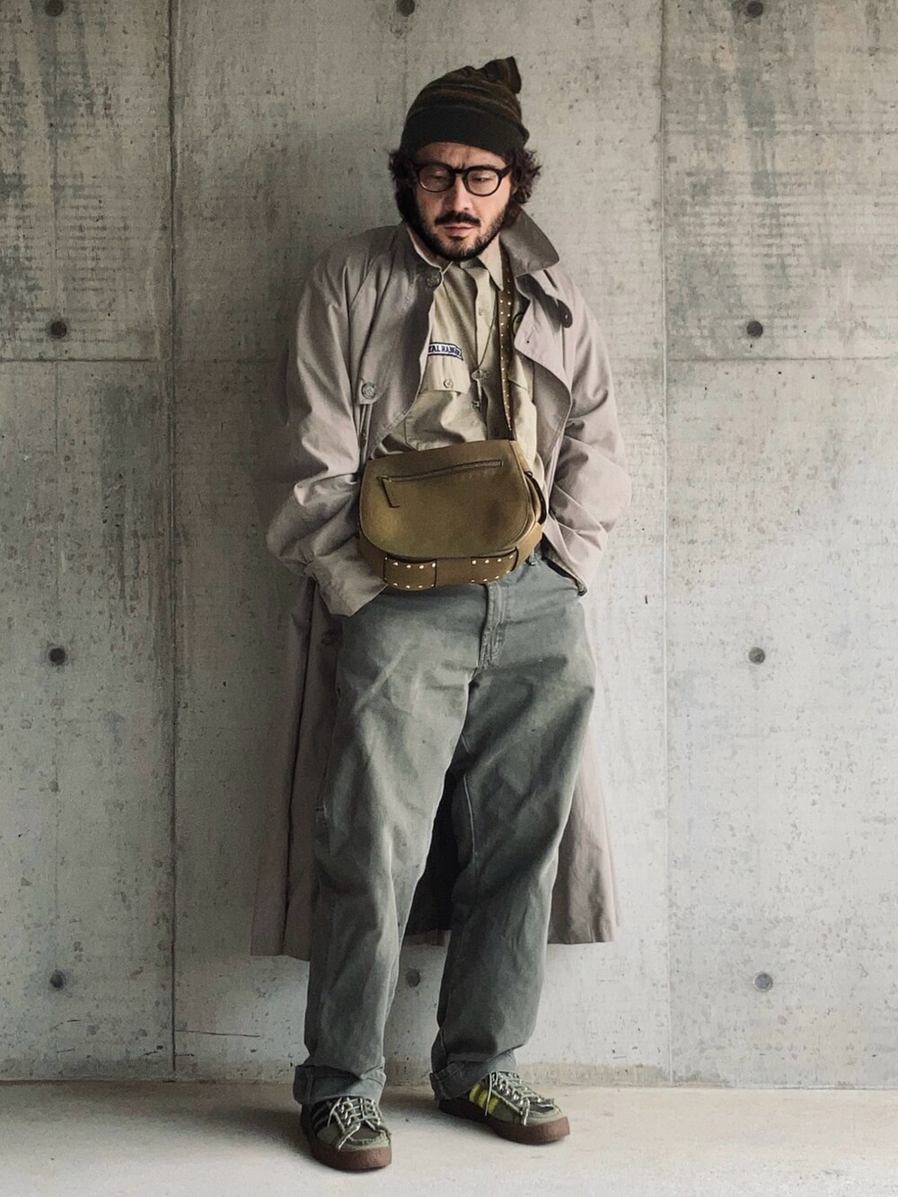 ベージュ系のシャツ/ブラウス、ベージュ系のトレンチコート、グリーン系のその他パンツを着用したメンズの冬コーディネートの3枚目の写真