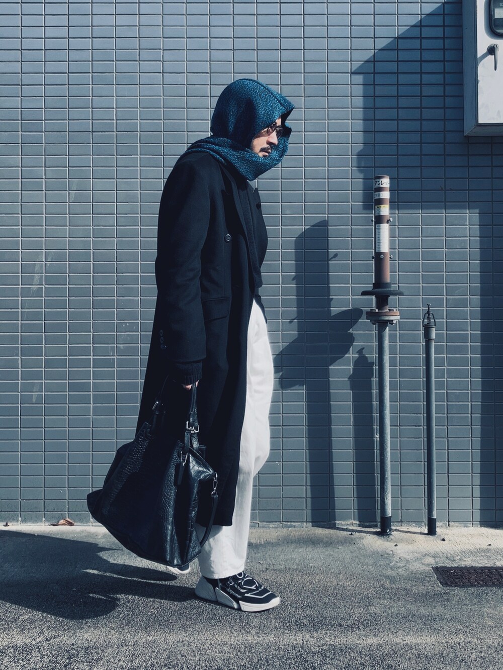 「マフラー、私の推しブランド、レザー、古着MIX、スニーカー、UNIQLO、ロングコート、ショルダーバッグ、ニット、プチプラ、UNIQLO MARNI、ダブルチェスターコート、フードストール、マチコ巻き、冬コーデ」|「DIRK BIKKEMBERGSのDirk Bikkembergs 古着 size S 古着(ニット/セーター、ブラック系)」を使った、koppaさん(メンズ・169cm)の冬コーディネートの3枚目の写真