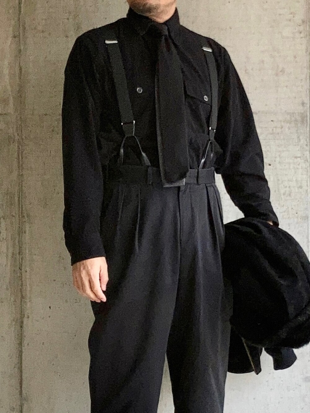 ブラック系のシャツ/ブラウス、ブラック系のブルゾン、ブラック系のパンツを着用したメンズの秋コーディネートの5枚目の写真